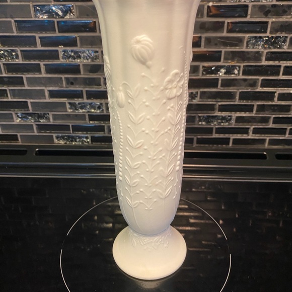 KAISER BISQUE PORCELAIN VASE - Picture 5 of 8